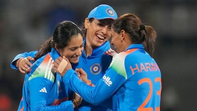 ભારતીય મહિલા ક્રિકેટ ટીમે મહિલા વનડે વર્લ્ડકપ 2025નો ખિતાબ જીતી આઈસીસી ટ્રોફીનો દુષ્કાર દૂર કર્યો હતો. ભારતની આ ઐતિહાસિક જીતની હવે ચારે બાજુએ ચર્ચા થઈ રહી છે. વર્લ્ડ ચેમ્પિયન બન્યા બાદ ભારતીય ખેલાડીઓની કમાણીને લઈને પણ ચર્ચા થઈ રહી છે. વર્લ્ડકપ જીત્યા બાદ ભારતીય ટીમ પર પૈસાનો વરસાદ થઈ રહ્યો છે. આ સાથે આઈસીસી અને બીસીસીઆઈએ પણ મોટી ગિફટ આપી છે.