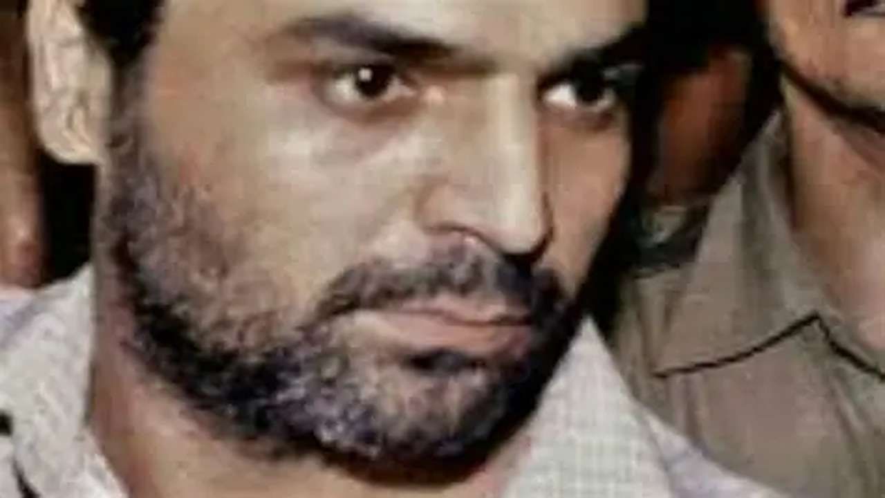 બાબરી મસ્જિદ ધ્વસ્ત થવાના બદલા સ્વરૂપે મુંબઈમાં 1993માં કરાયેલા શ્રેણીબદ્ધ બોમ્બ વિસ્ફોટના દોષિત યાકુબ મેમણ પણ ઓછો શિક્ષિત નહોતો. યાકુબ મેમણ વ્યવસાયે ચાર્ટર્ડ એકાઉન્ટન્ટ હતો. ૩૦ જુલાઈ, 2015 ના રોજ તેને ફાંસીની સજા ફટકારવામાં આવી હતી. 