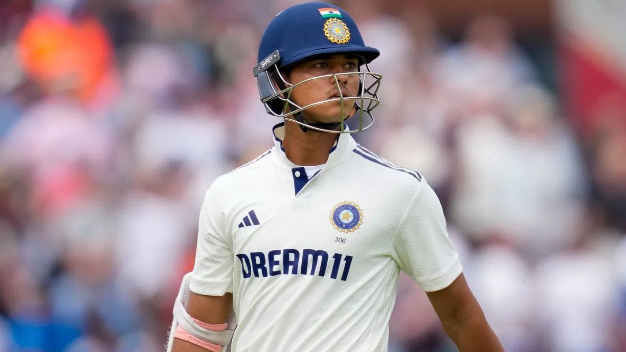 મુંબઈ માટે તે શરૂઆત યશસ્વી જયસ્વાલ અને મુશીર ખાનની જોડીથી મેદાનમાં આવી. બંને બેટ્સમેનોએ મળીને શરૂઆતની વિકેટ માટે 149 રન ઉમેર્યા. મુશીર ખાન બીજી ઈનિંગમાં 63 રન બનાવીને આઉટ થયો, પરંતુ યશસ્વી જયસ્વાલે પોતાની સદી પૂર્ણ કરી. (PC : PTI / GETTY)