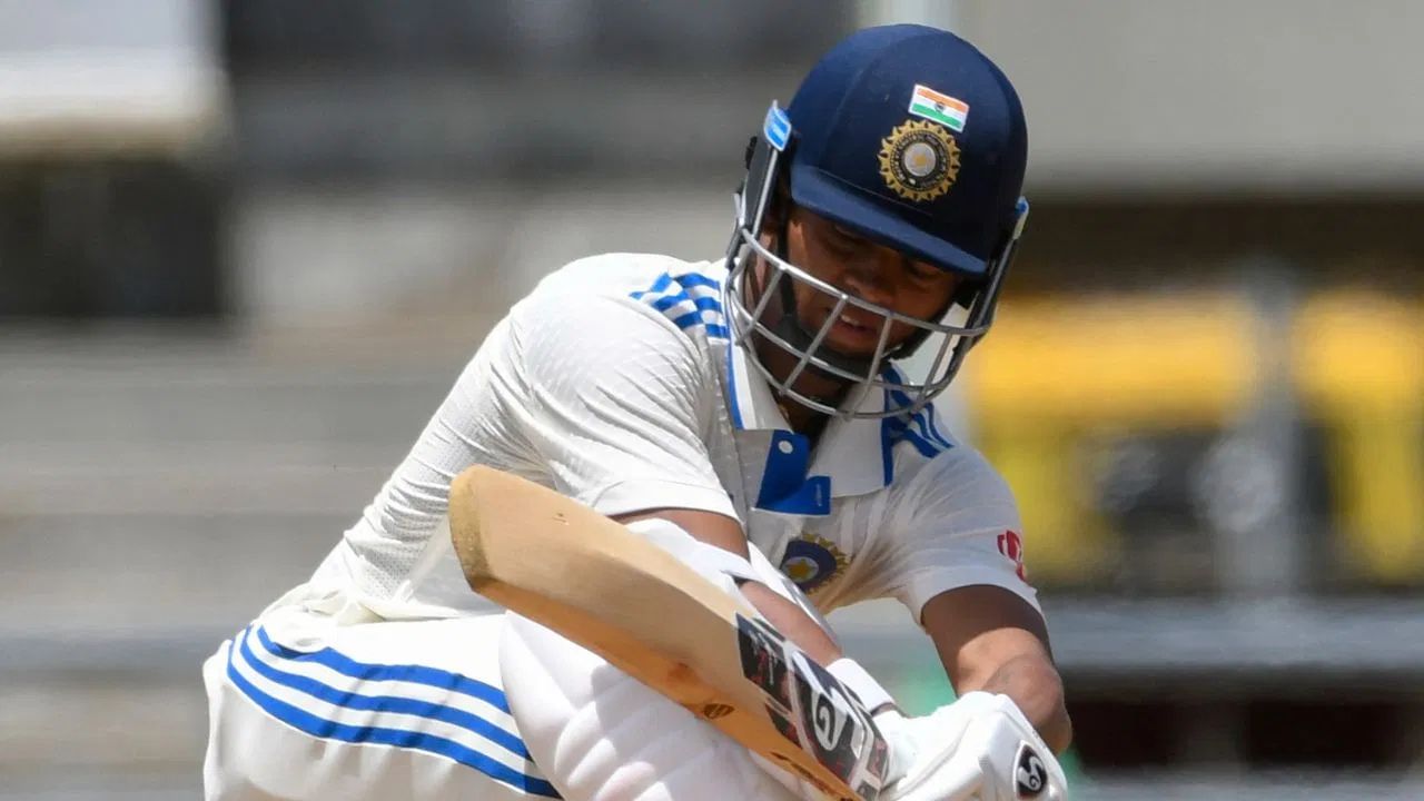 આંતરરાષ્ટ્રીય ક્રિકેટમાં ઓછામાં ઓછા 2,000 ટેસ્ટ રન બનાવનારા બેટ્સમેનોમાં યશસ્વી જયસ્વાલ 1980 પછી ઓપનરોમાં સૌથી વધુ સરેરાશ ધરાવે છે. તેની 52.60 ની સરેરાશ ઓસ્ટ્રેલિયાના મેથ્યુ હેડનને પણ પાછળ છોડી દે છે, જેની સરેરાશ 50.73 હતી.