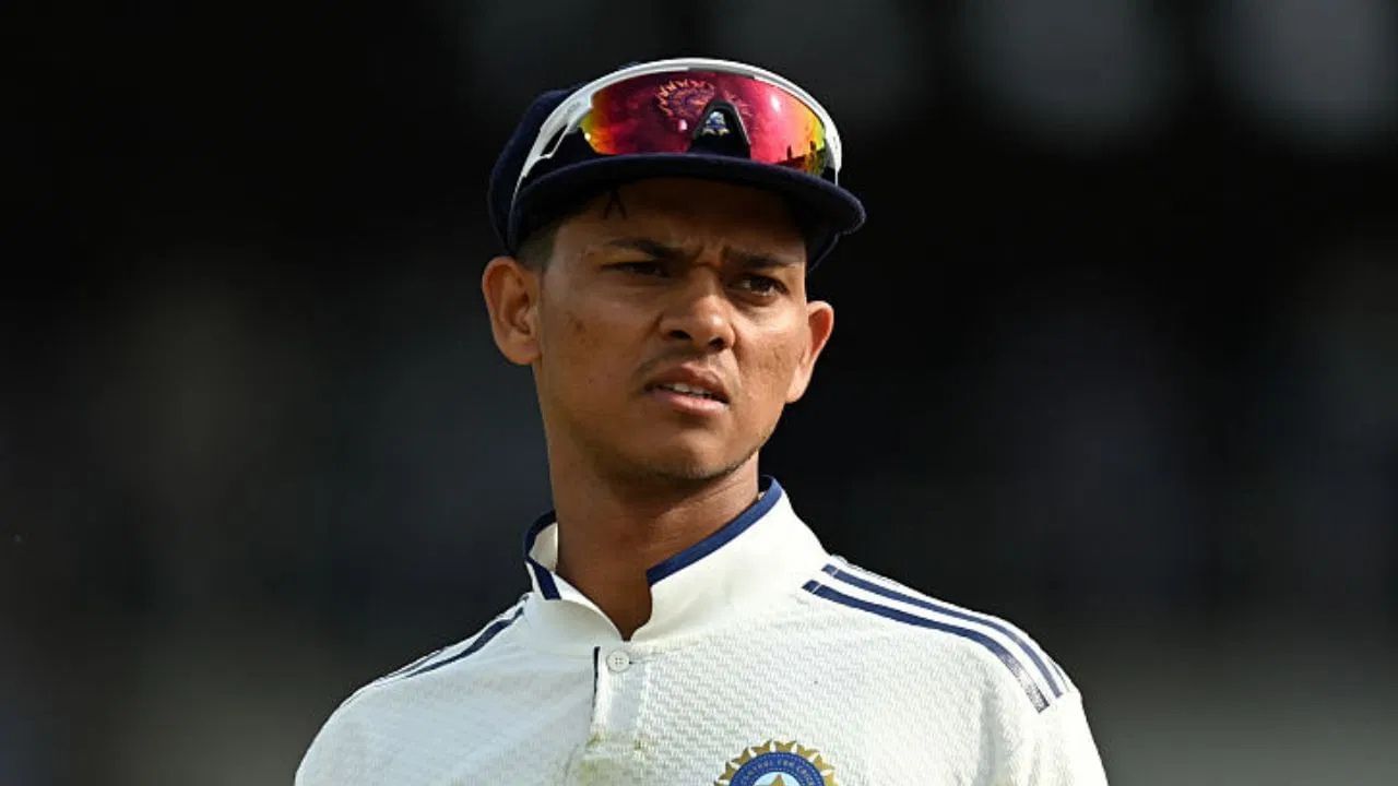 યશસ્વી જયસ્વાલે રાજસ્થાન સામે સદી ફટકારીને ન માત્ર પોતાનું ઉત્તમ ફોર્મ સાબિત કર્યું, પરંતુ આ અદ્ભુત રમતથી તેણે દુનિયાને એ પણ બતાવ્યું કે તે 45 વર્ષમાં ટેસ્ટ ક્રિકેટમાં શ્રેષ્ઠ સરેરાશ સાથે ઓપનર કેમ છે.