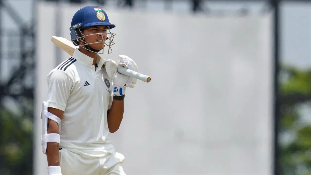 રાજસ્થાન સામેની રણજી ટ્રોફી મેચમાં યશસ્વી જયસ્વાલે 120 બોલમાં 11 ચોગ્ગા ફટકારીને સદી ફટકારી હતી, જે તેના શાનદાર ફોર્મનું પ્રદર્શન હતું. ચાર રેડ-બોલ ઈનિંગ્સમાં, જયસ્વાલે બે સદી સહિત ત્રણ અર્ધશતક ફટકાર્યા છે. રાજસ્થાન સામેની રણજી ટ્રોફી સદી તેની કારકિર્દીની 17મી ફર્સ્ટ ક્લાસ સદી હતી.