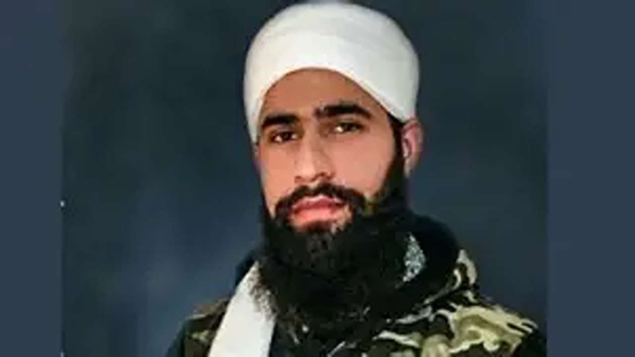 ઝાકિર મુસા: હિઝબુલ મુજાહિદ્દીનના કમાન્ડર તરીકે આતંકવાદી બનતા પહેલા બી.ટેકનો અભ્યાસ કરી રહ્યો હતો. મુસાએ નૂરપરાની નૂર પબ્લિક સ્કૂલમાં 10મા ધોરણ સુધી અભ્યાસ કર્યો હતો. ત્યારબાદ તેણે નૂરપરાની એક સરકારી સ્કૂલમાં 12મું ધોરણ પૂર્ણ કર્યું. 2019 માં સુરક્ષા દળો સાથેની અથડામણમાં તેનું મોત નીપજ્યું હતું. તેનું સાચું નામ ઝાકિર રશીદ ભટ હતું.