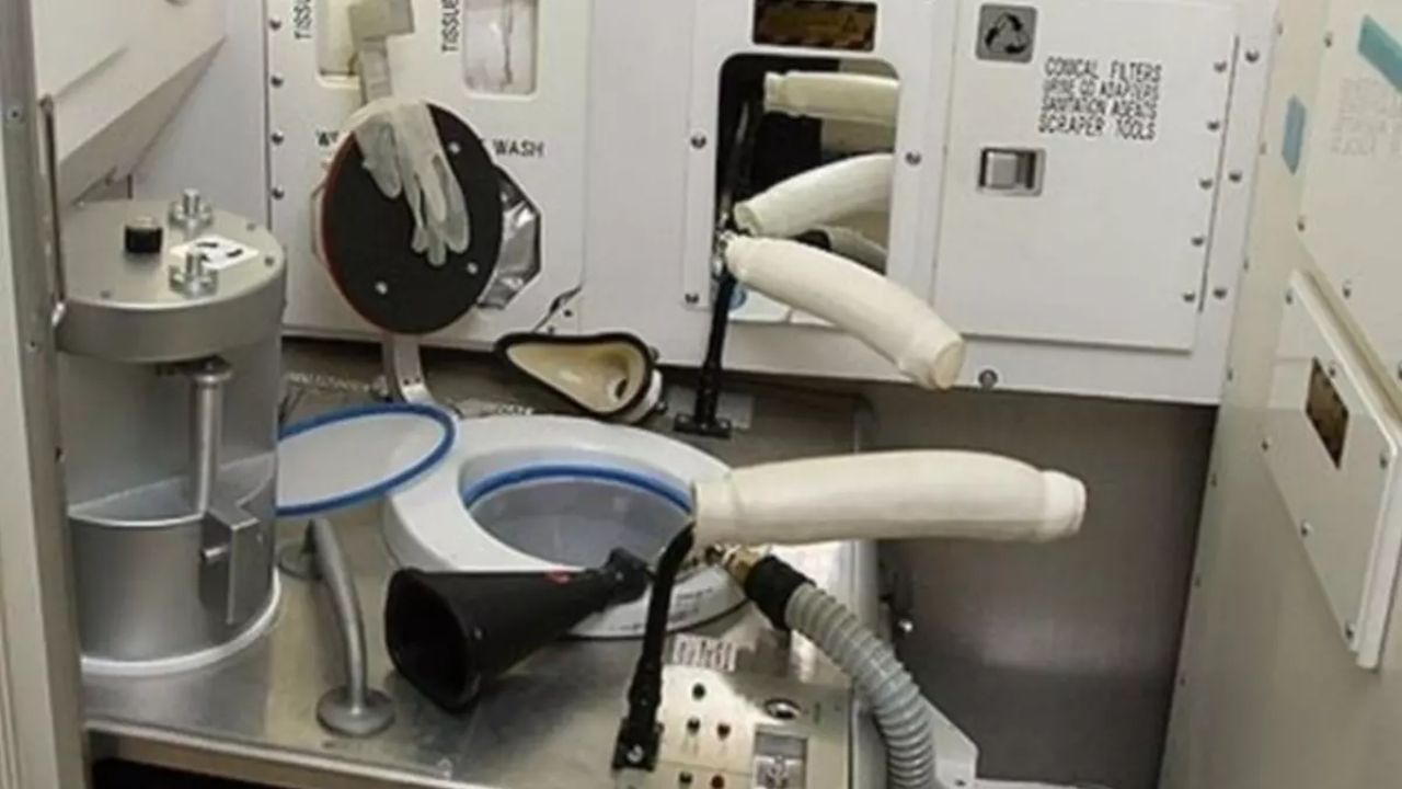 તેથી અબજો રૂપિયાની કિંમત: NASAના વૈજ્ઞાનિકોએ વર્ષોના સંશોધન, વ્યાપક તકનીકી ઉપકરણો અને અવકાશ-સુરક્ષિત સામગ્રીનો ઉપયોગ કરીને આ ટોયલેટ બનાવ્યું છે. આ જ કારણ છે કે તેની કિંમત અબજો સુધી પહોંચી ગઈ છે. વધુમાં તેમાં સલામતી તકનીકો છે જે લીક, ખામી અથવા બેક્ટેરિયાના ફેલાવાને અટકાવે છે. કારણ કે અવકાશમાં નાની ભૂલ પણ જીવલેણ બની શકે છે.
