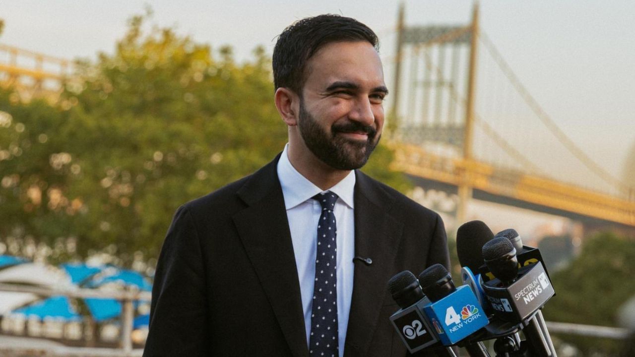 2017 માં, તેમણે ડેમોક્રેટિક સોશિયાલિસ્ટ્સ ઓફ અમેરિકા (DSA) માં જોડાઈને ન્યુ યોર્કના રાજકારણમાં પ્રવેશ કર્યો હતો.