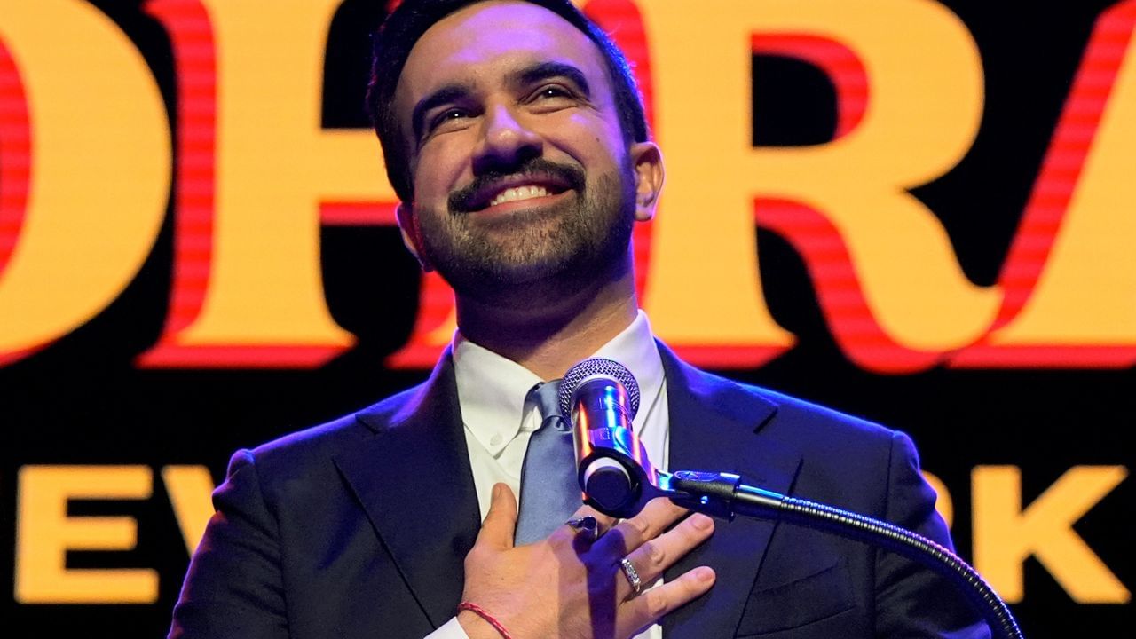 ન્યૂ યોર્ક સિટી મેયરની ચૂંટણીમાં ઐતિહાસિક જીત મેળવનાર ઝોહરાન મમદાની ચર્ચામાં રહ્યા છે. ટ્રમ્પની સતત ધમકીઓ છતાં, ભારતીય-અમેરિકન ઝોહરાને જીત મેળવી છે. તેમની જીતને કારણે મીરા નાયર ટ્વિટર પર ટ્રેન્ડિંગમાં છે.