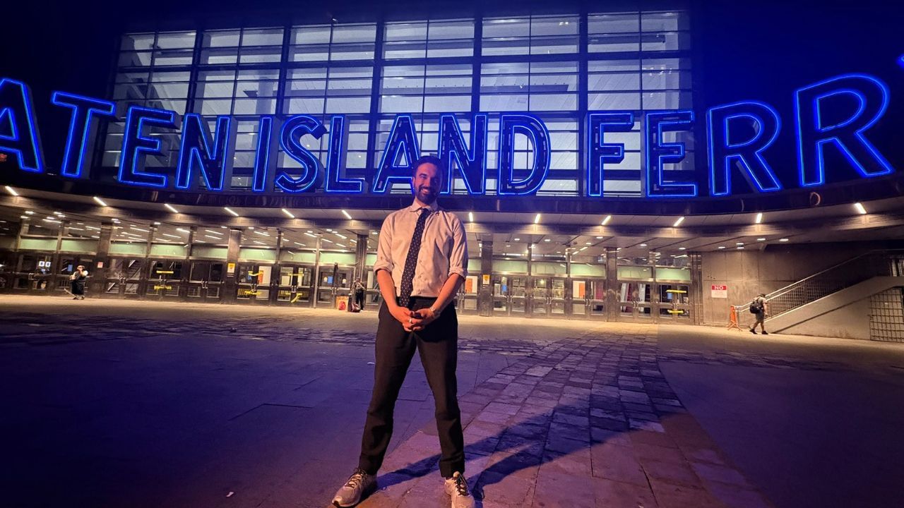 ઝોહરાન મમદાનીની માતા ફિલ્મ નિર્માતા પણ છે. પોતાની પહેલી ફિલ્મથી 25 પુરસ્કારો જીત્યા બાદ, મીરા નાયરે તેના કામ માટે ખુબ પ્રશંસા મેળવી છે, અને ઓસ્કાર પણ જીત્યા છે.