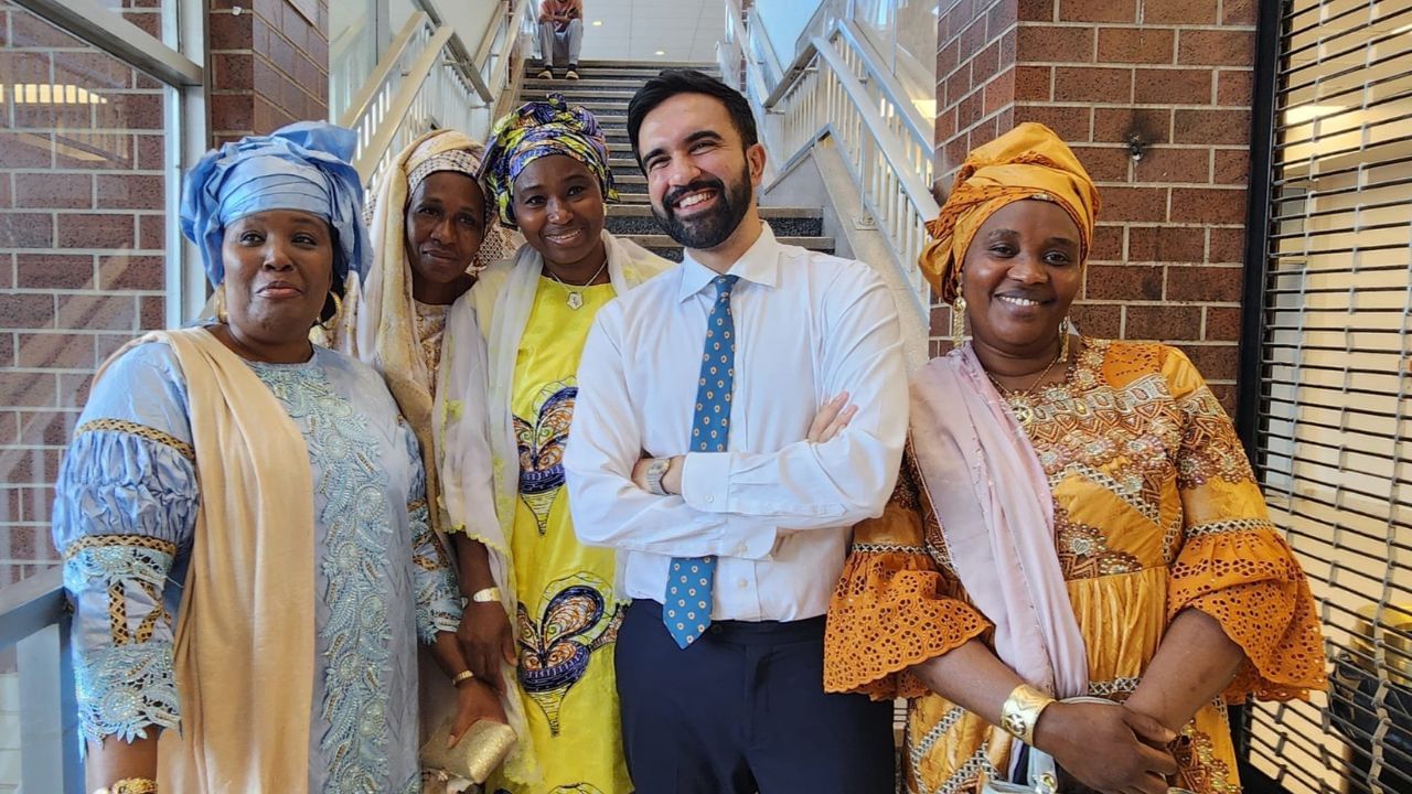 ઝોહરાન મમદાનીનો જન્મ 18 ઓક્ટોબર 1991ના રોજ યુગાન્ડાના કંપાલામાં થયો હતો, તેઓ મહમૂદ મમદાની અને ફિલ્મ નિર્માતા મીરા નાયરના એકમાત્ર સંતાન હતા. તેમના પિતાએ ઘાનાના પ્રથમ રાષ્ટ્રપતિ ક્વામે નક્રુમાહના માનમાં તેમનું મધ્યમ નામ, ક્વામે આપ્યું હતું.