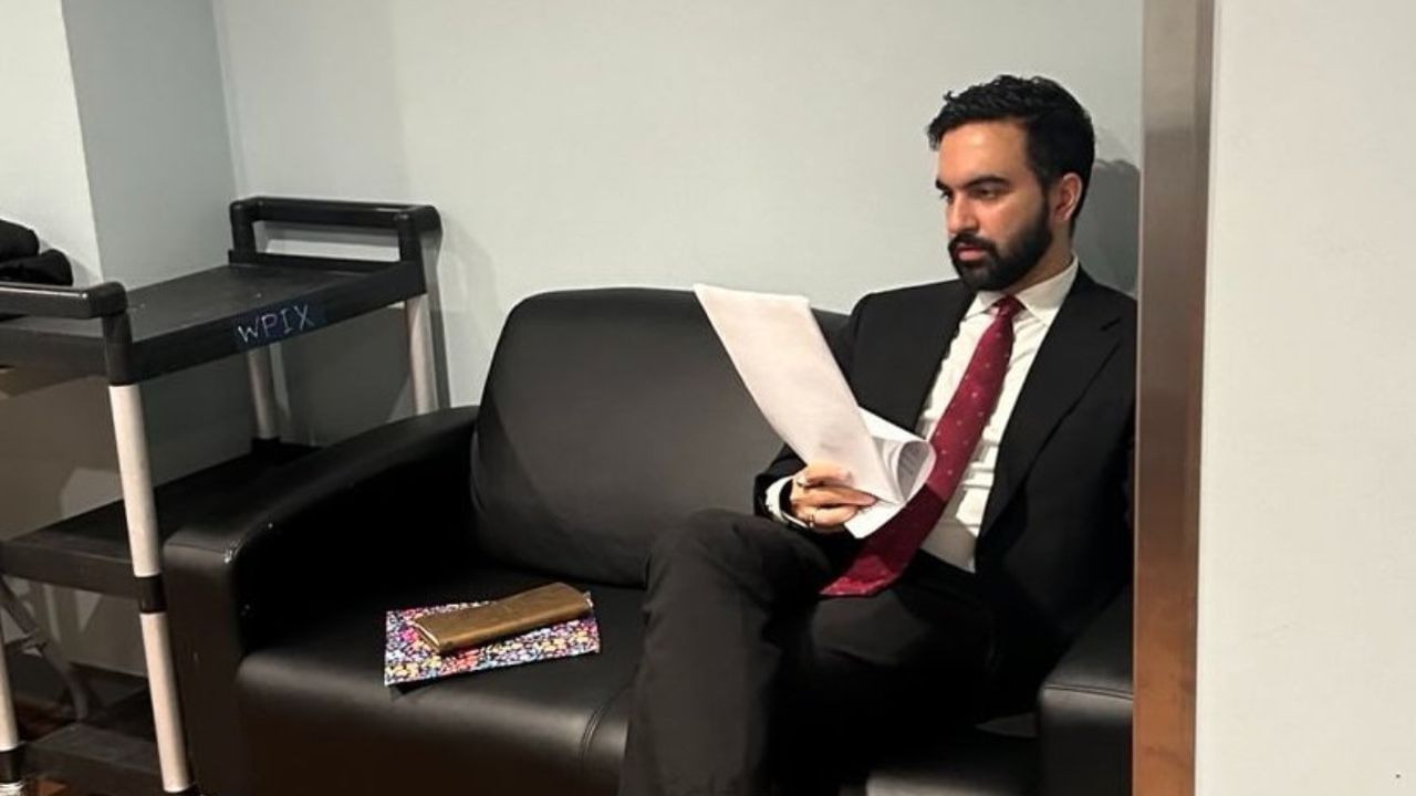 મમદાનીએ મેનહટનના અપર વેસ્ટ સાઇડ પર બેંક સ્ટ્રીટ સ્કૂલ ફોર ચિલ્ડ્રનમાં અભ્યાસ કર્યો હતો, જ્યાં તેઓ મિડલ સ્કૂલ મોક ચૂંટણીમાં સ્વતંત્ર ઉમેદવાર તરીકે સફળતાપૂર્વક ચૂંટણી લડ્યા હતા,