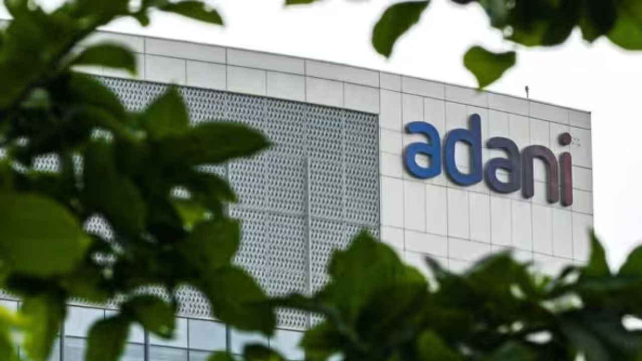 અદાણી ગ્રુપના પોર્ટફોલિયોમાંથી એક કંપનીને દૂર કરવામાં આવી છે. અદાણી ગ્રુપે બ્લોક ડીલ દ્વારા AWL એગ્રી બિઝનેસ (પહેલાનું નામ- અદાણી વિલ્મર) માં પોતાનો બાકીનો હિસ્સો વેચી દીધો છે. આ સમાચારની અસર આજે કંપનીના શેરમાં જોવા મળી રહી છે, જેમાં 4 ટકાનો ઘટાડો થયો છે.