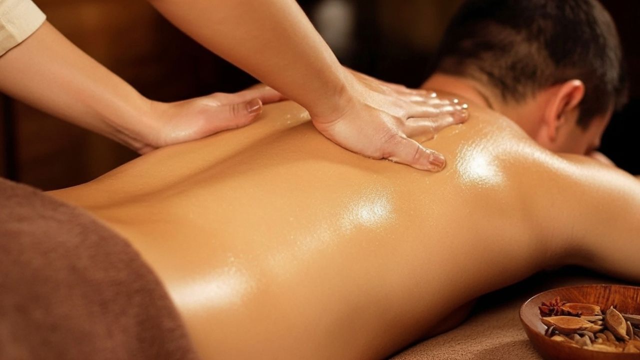 બિઝનેસના તમામ ખર્ચ પછી પણ તમે દર મહિને 80,000 થી 1.2 લાખ રૂપિયાની વચ્ચે કમાઈ કરી શકો છો. મોટા સ્પામાં નફો 2 થી 6 લાખ રૂપિયા અથવા તો તેથી વધુ સુધી પહોંચી શકે છે. સ્પા ચલાવવા માટે તમારે ટ્રેડ લાયસન્સ, GST રજીસ્ટ્રેશન અને જો જરૂરી હોય તો, ફાયર સેફ્ટી NOC મેળવવાની જરૂર છે. સ્ટાફનું પોલીસ વેરિફિકેશન પણ ફરજિયાત છે. ધ્યાન રાખો કે, તમારા થેરાપિસ્ટ વ્યાવસાયિક, તાલીમ પામેલા અને નમ્ર હોવા જોઈએ.