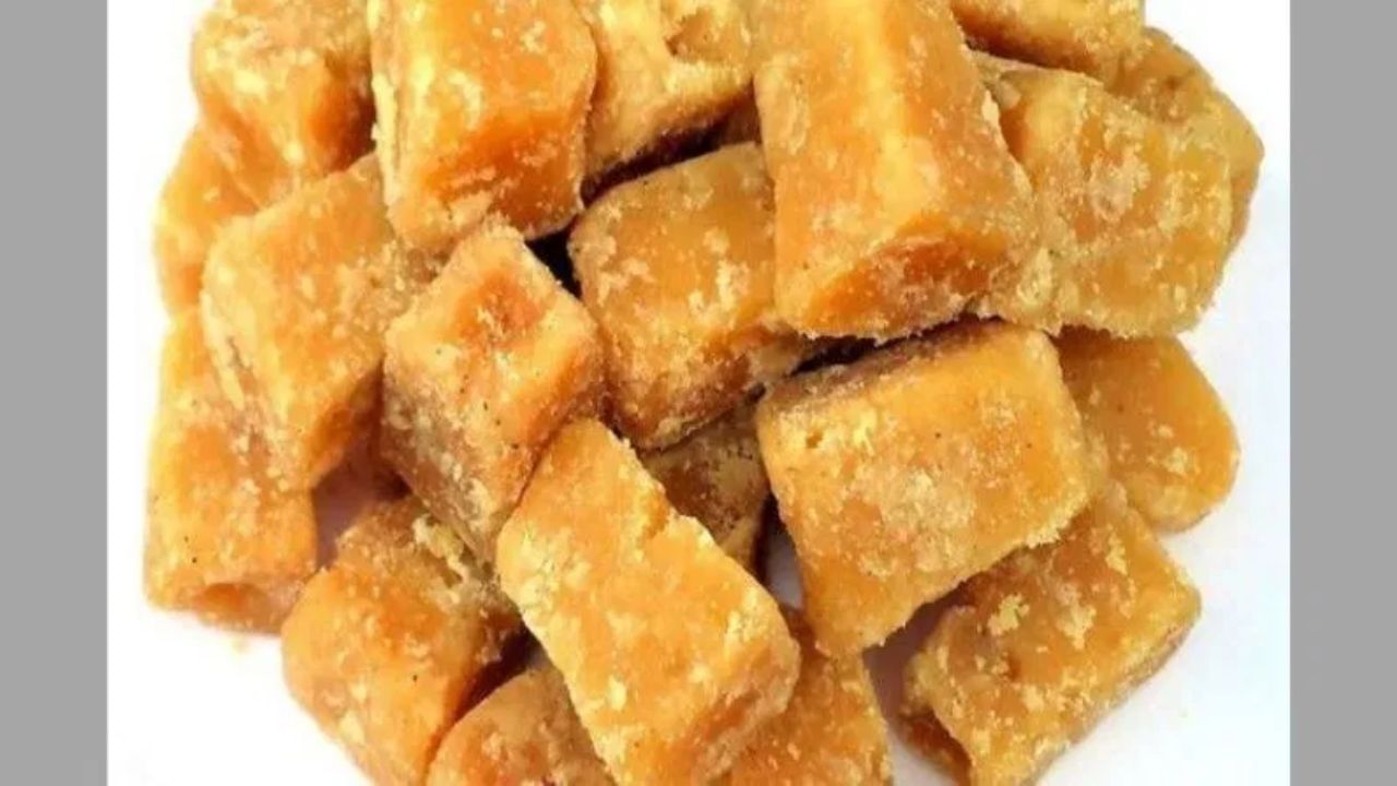 શરીરમાં લોહી વધે છે: ગોળ આયર્ન અને વિવિધ મિનરલ્સથી ભરપૂર હોય છે. જો તમે એનિમિયાથી પીડિત છો, તો તમારે તેનું સેવન ચોક્કસ કરવું જોઈએ. તેના નિયમિત સેવનથી તમારા શરીરમાં લોહીનું નિર્માણ શરૂ થાય છે.