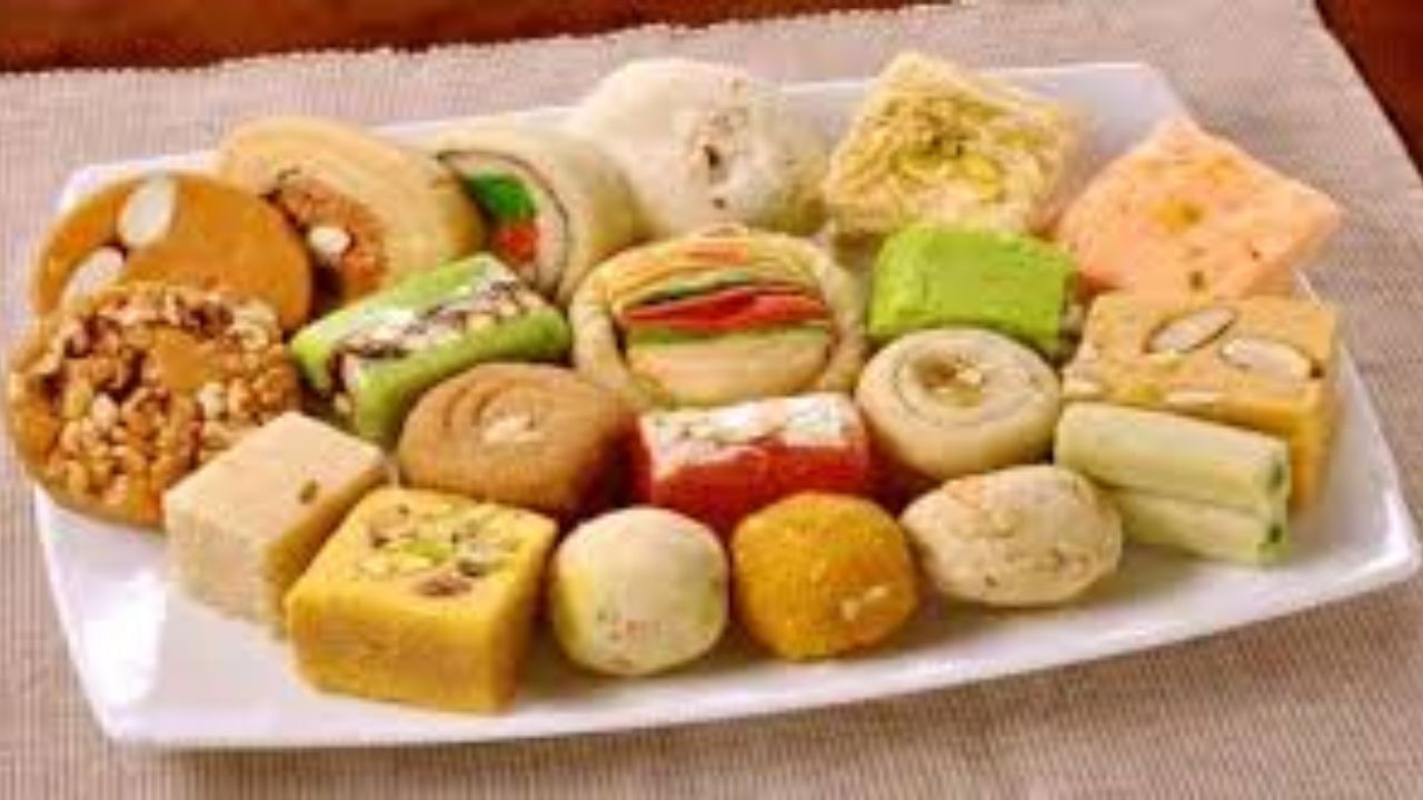 મીઠાઈઓ સીધી રેફ્રિજરેટરમાં સંગ્રહિત કરવાનું ટાળો: લગભગ 90% લોકો દ્વારા કરવામાં આવતી સૌથી સામાન્ય ભૂલ એ છે કે મીઠાઈઓ સીધી રેફ્રિજરેટરમાં સંગ્રહિત કરવી. બજારમાં ઉપલબ્ધ કન્ટેનર સંપૂર્ણપણે હવાચુસ્ત નથી હોતા, જેના કારણે રેફ્રિજરેટરમાંથી સૂકી, ઠંડી હવા કન્ટેનર દ્વારા મીઠાઈઓ સુધી પહોંચે છે, જેના કારણે પાણી અને ભેજ ઝડપથી બાષ્પીભવન થાય છે. આનાથી મીઠાઈઓ ઝડપથી સુકાઈ જાય છે, તેમની રચના બગડે છે અને તેમનો સ્વાદ ગુમાવે છે.