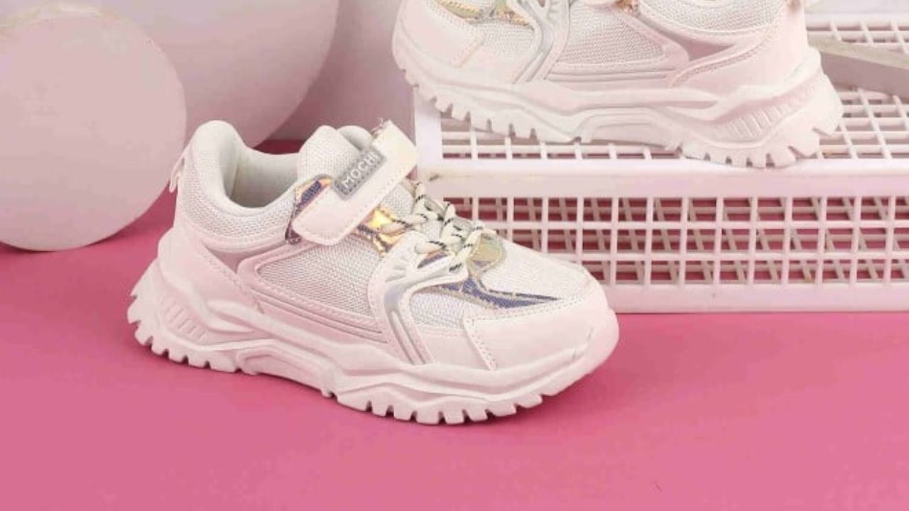 મુખ્ય બ્રાન્ડ્સ વિવિધ રમતો માટે ખાસ ડિઝાઇન કરેલા સ્પોર્ટ્સ શૂઝ પણ બનાવે છે, જે રમતવીરોને વધુ સારું પ્રદર્શન પ્રાપ્ત કરવામાં મદદ કરે છે. જો તમે સ્પોર્ટ્સ શૂઝ ખરીદવાનું વિચારી રહ્યા છો, તો કેટલીક બાબતો ધ્યાનમાં રાખવી મહત્વપૂર્ણ છે. એક ભૂલ તમારા રુપિયા બગાડી શકે છે.