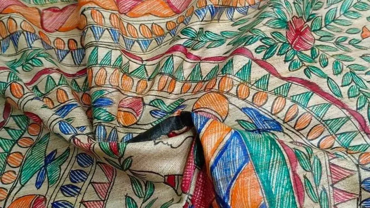 ધુબની પેઇન્ટિંગ બિહારની એક અજોડ અને વિશ્વ-પ્રસિદ્ધ કલા છે. આ પેઇન્ટિંગ તેની જીવંત રંગો અને ઝીણવટભરી જટિલ પૌરાણિક કથાઓના નિરૂપણ માટે જાણીતી છે. આ કલા સ્ત્રીઓ દ્વારા પરંપરાગત રીતે બનાવવામાં આવતી હતી, જેમાં પ્રકૃતિ અને દેવી-દેવતાઓના ચિત્રોને મહત્વ આપવામાં આવે છે. તે બિહારની સમૃદ્ધ સાંસ્કૃતિક ઓળખ દર્શાવે છે.