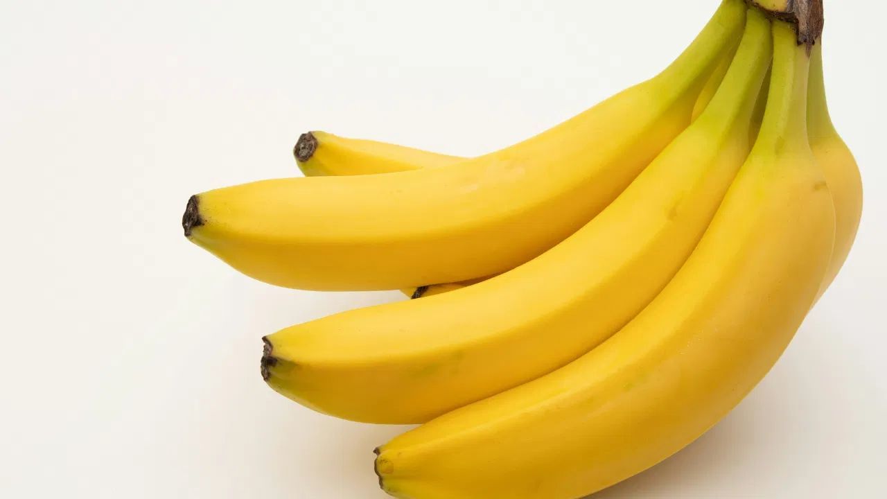 પાકેલા કેળાના ફાયદા - પાકેલા કેળામાં સુગર વધુ હોય છે, જે તેમને ઉર્જાનો સારો સ્ત્રોત બનાવે છે. પાકેલા કેળામાં ગ્લાયકેમિક ઇન્ડેક્સ વધારે હોય છે, એટલે કે તે ઝડપથી ઉર્જા મુક્ત કરે છે. પાકેલા કેળા પચવામાં પણ સરળ હોય છે, જે તેમને બાળકો અને રમતવીરો માટે સારો વિકલ્પ બનાવે છે.