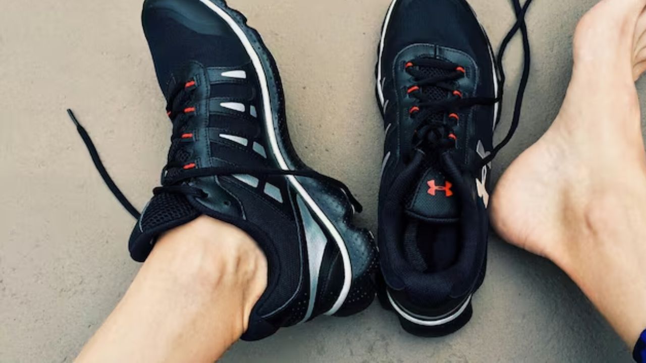 પરંતુ શું તમે જાણો છો કે આવું કરવું નુકસાનકારક હોઈ શકે છે? જૂતા આપણા રોજિંદા સાથી છે. આપણે તેમને દરરોજ કામ પર, શાળામાં અને કોલેજમાં પહેરીએ છીએ. તેથી તે ખૂબ જ મહત્વપૂર્ણ છે કે તે આરામદાયક હોય. તો ચાલો જૂતા ખરીદતી વખતે ધ્યાનમાં રાખવા જેવી કેટલીક બાબતોને જાણીએ.