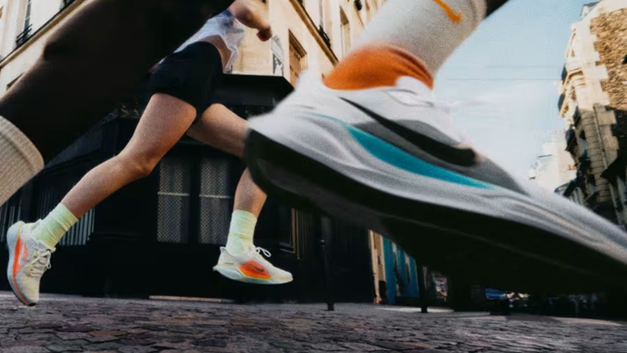 સ્પોર્ટ્સ શૂઝ સ્ટાઇલિશ દેખાવ માટે ખરીદવામાં આવતા નથી. તેમના સપોર્ટની તપાસ કરવી ખૂબ જ મહત્વપૂર્ણ છે, કારણ કે તે ઘણીવાર વર્કઆઉટ્સ, દોડવા અથવા રમતગમત દરમિયાન પહેરવામાં આવે છે. સ્પોર્ટ્સ શૂઝ ઘણીવાર તમારી દિનચર્યાના ભાગ રૂપે પહેરવામાં આવે છે, તેથી તે ટકાઉ હોવા જોઈએ. ચાલો ધ્યાનમાં લેવાના મુખ્ય પરિબળો અને તમારે કઈ ભૂલો ટાળવી જોઈએ.