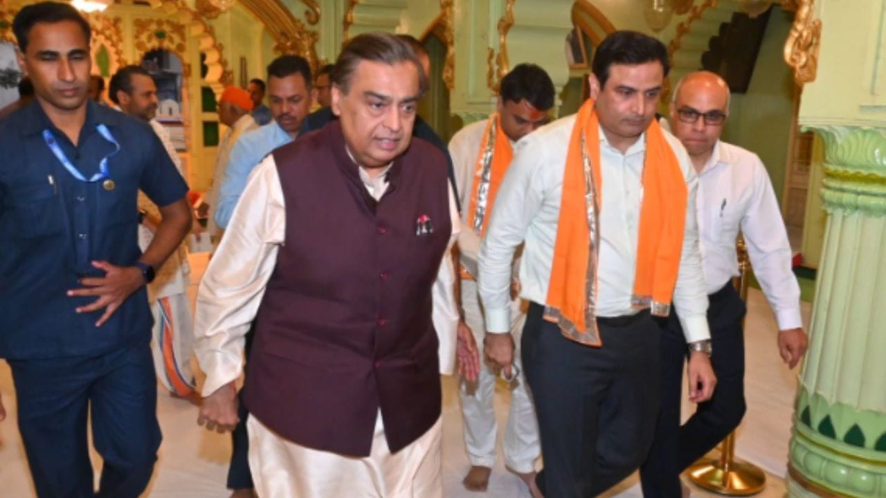 ધનિક બિઝનેસમેન મુકેશ અંબાણીએ પવિત્ર નગરી નાથદ્વારામાં શ્રીનાથજી ભગવાનના ભોગ આરતી દર્શનનો દિવ્ય લાભ લીધો. વધુમાં ગુરુ વિશાલબાવાના આશીર્વાદ પ્રાપ્ત કર્યા હતા. આ અવસરે તેમણે નાથદ્વારામાં આધુનિક અને સુવિધાસંપન્ન “યાત્રી એવં વરિષ્ઠ સેવા સદન”ના નિર્માણની જાહેરાત કરી અને શ્રીનાથદ્વારા મંદિરને ₹15 કરોડનું દાન આપ્યું હતું.