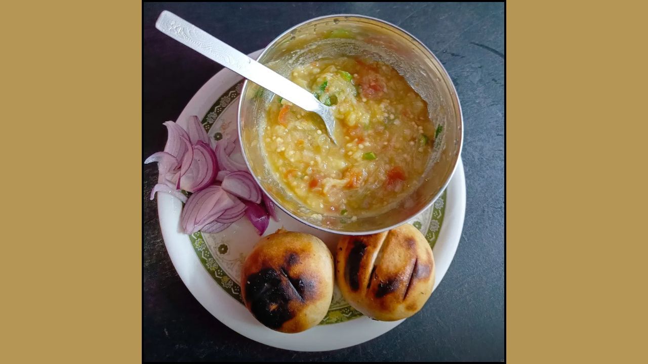 દસ્તાવેજોમાં FSSAI ફૂડ લાયસન્સ, સ્ટોલ પરમિટ, ઓળખ કાર્ડ અને જો જરૂરી હોય તો GST રજીસ્ટ્રેશનનો સમાવેશ થાય છે. માર્કેટિંગ માટે સોશિયલ મીડિયા પેજ, કોમ્બો ઑફર્સ, ફ્લાયર્સ અને ફૂડ ડિલિવરી એપ્સનો ઉપયોગ કરો અને ધંધો આગળ વધારો. સારો સ્વાદ અને સારી ગ્રાહક સર્વિસ આ વ્યવસાયને ઝડપથી વિકસાવવામાં મદદ કરશે.