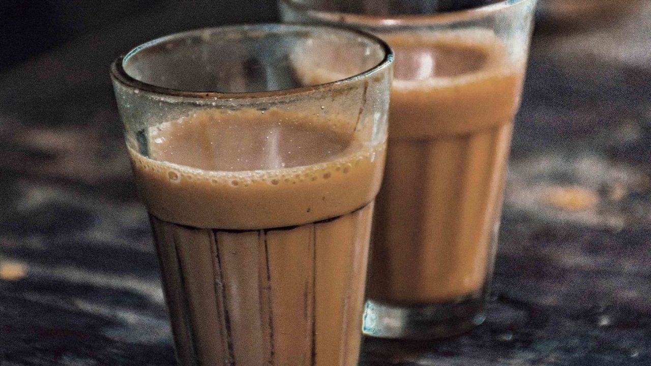 આપણે ઘણીવાર ચામાં ખાંડ ઉમેરીએ છીએ, પરંતુ વધુ પડતી ખાંડ આપણા સ્વાસ્થ્ય માટે હાનિકારક છે. ધીમે ધીમે ખાંડનું પ્રમાણ ઘટાડવાનો પ્રયાસ કરો. સફેદ ખાંડને બદલે ગોળ, મધ અથવા સ્ટીવિયાનો ઉપયોગ કરો. એલચી અથવા તજ જેવા મસાલા સાથે ગોળ ભેળવવાથી ચાનું સ્વાસ્થ્ય વધે છે.