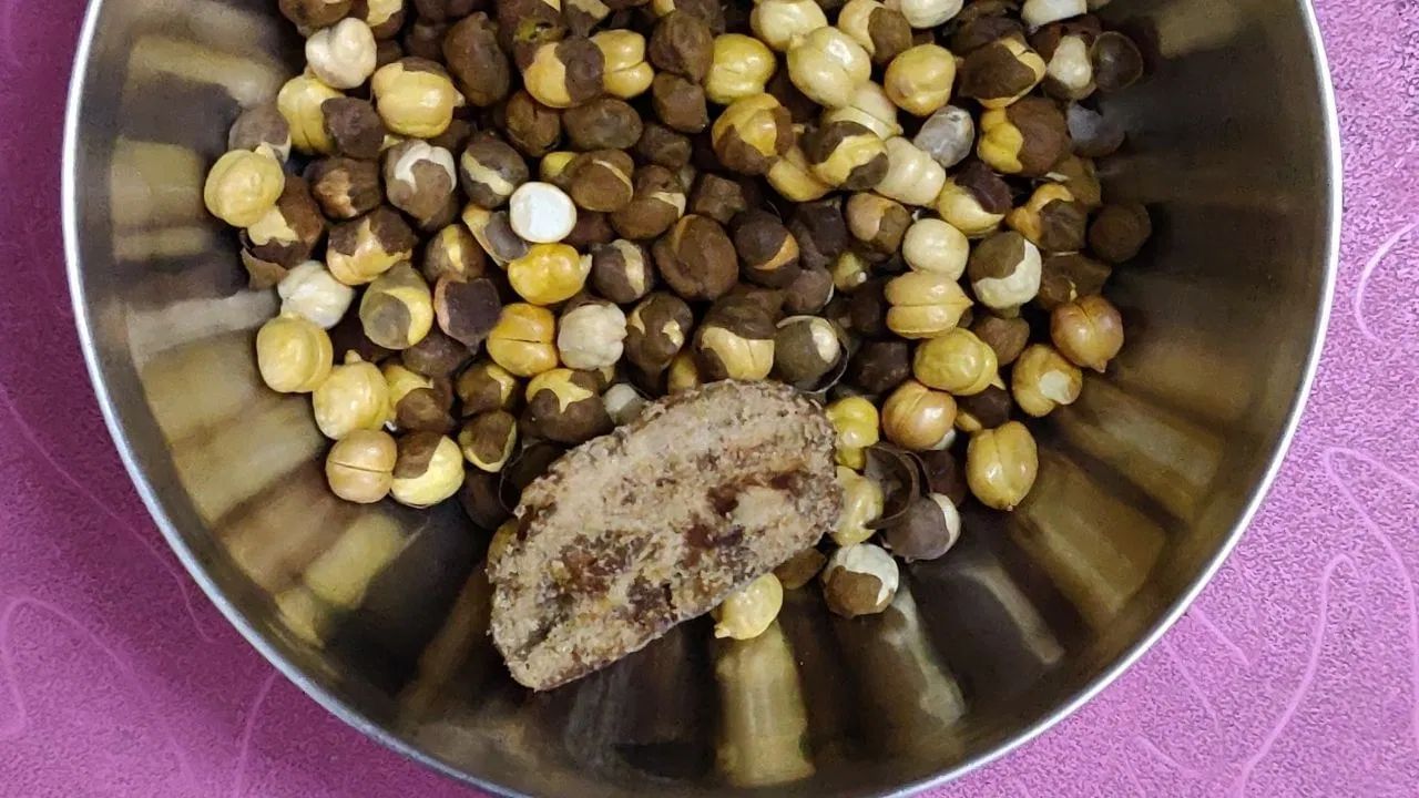 પાચનતંત્ર સુધારે: ચણામાં સારી માત્રામાં ફાઇબર હોય છે, જે પાચન માટે ઉત્તમ છે. ગોળ પણ પાચનમાં મદદરૂપ થાય છે, જેથી પેટ સંબંધિત સમસ્યાઓથી રાહત મળે છે.