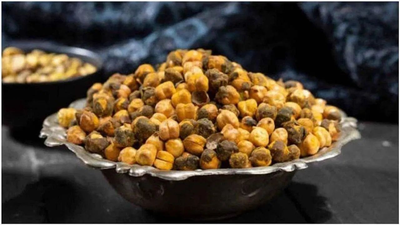 આ મિશ્રણ પ્રોટીન અને કાર્બોહાઇડ્રેટ્સ થી ભરપૂર હોવાથી તે બાળકોથી લઈને પુખ્ત વયના લોકો સુધી દરેકને દિવસભર લાંબા સમય સુધી ઉર્જાવાન રાખે છે અને સુસ્તી દૂર કરે છે.ગોળ અને ચણા ખાવાના 5 મોટા ફાયદા નિષ્ણાતના મતે, શિયાળા દરમિયાન આ મિશ્રણનું સેવન કરવાથી શરીરને નીચે મુજબના મુખ્ય લાભ મળે છે: