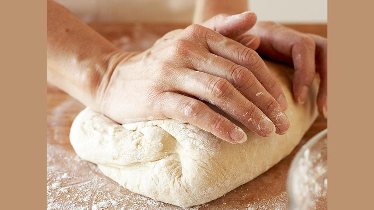 ઘણા લોકો સવારે લોટ બાંધે છે અને રાત્રે તેનો ઉપયોગ કરે, અથવા લોટને 5-6 કલાક માટે ફ્રિજમાં રાખે છે અને પછી તેની રોટલી બનાવે છે.  ન્યૂટ્રિશનિસ્ટ શ્વેતા શાહ ના મતે જ્યારે લોટમાં લાંબા સમય સુધી પાણી રહે છે, ત્યારે વધારાનું ગ્લુટેન બહાર આવે છે, અને વધારે ગ્લુટન વાળી રોટલી પચવામાં મુશ્કેલ બને છે. તાજો લોટ ઓછો ગ્લુટેન છોડે છે અને પચવામાં સરળ હોય છે, આથી લોટ સંગ્રહિત કરવાનું ટાળવું જોઈએ છે.