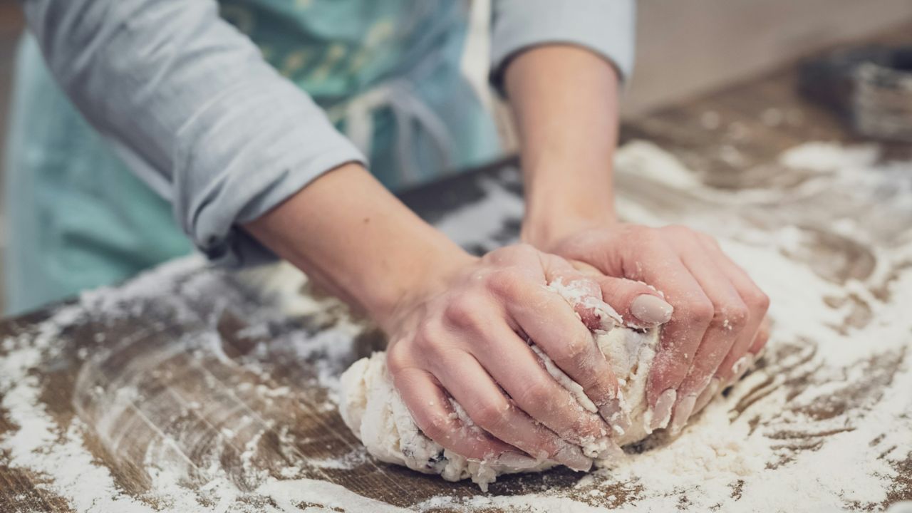 પણ આ વાતનું પણ ધ્યાન રાખો કે જ્યારે તમે લોટ બાંધીને તરત જ રોટલી બનાવો છો તો તે રોટલી થોડી કડક બને છે જે મોટાભાગના લોકોને પસંદ નથી હોતું, કારણ કે રોટલી હંમેશા નરમ-નરમ જ સારી લાગે છે. ત્યારે રોટલીના લોટને બાંધી દીધા પછી તેની રોટલી કેટલા ટાઈમમાં બનાવવી જોઈએ ચાલો જાણીએ. 