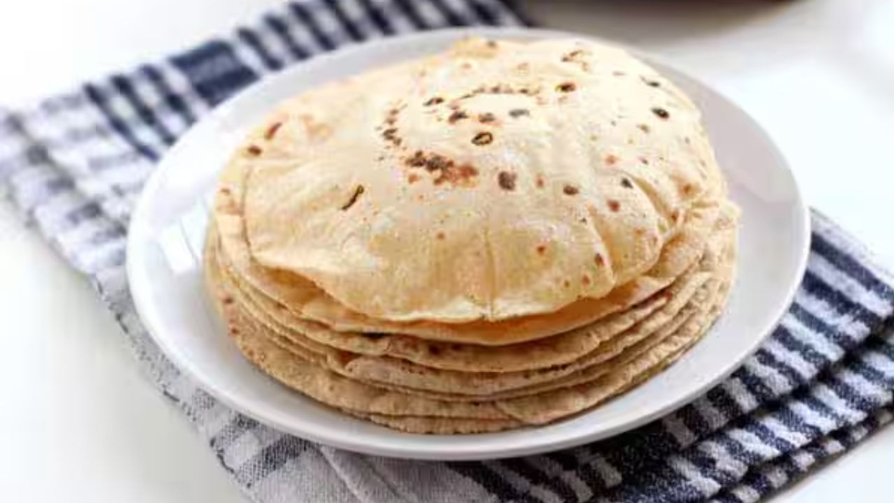 લોટને હંમેશા 10-15 મીનિટ રાખીને તેની રોટલી બનાવવી જોઈએ, કારણ કે ઘઉંનો લોટ થોડું ગ્લુટન છોડે છે ત્યારે રોટલીનો લોટ પોંચો અને નરમ બને છે અને આવા નરમ લોટની રોટલી પણ પોચી અને ખાવામાં નરમ લાગે છે. પણ ધ્યાન રાખો કે રોટલીનો લોટ બાંધો તો તેનો ઉપયોગ 1-2 કલાકની અંદર કરી લેવો જોઈએ એથી વધારે સમય લોટને મુકી ના રાખવો જોઈએ. 