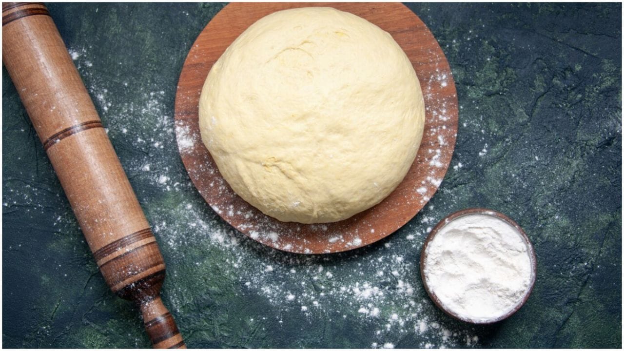 ઘણા લોકો ઘણીવાર જરૂર કરતાં રોટલીનો વધુ લોટ બાંધી છે અને પછી તેને રેફ્રિજરેટરમાં રાખે છે. જોકે, ન્યૂટ્રિશનિસ્ટ શ્વેતા શાહ કહે છે કે આ એક બિનઆરોગ્યપ્રદ આદત છે જે લોટમાં વધારાનું ગ્લુટેન છોડે છે, જે ઘણા લોકો માટે પાચન સમસ્યાઓનું કારણ બની શકે છે.