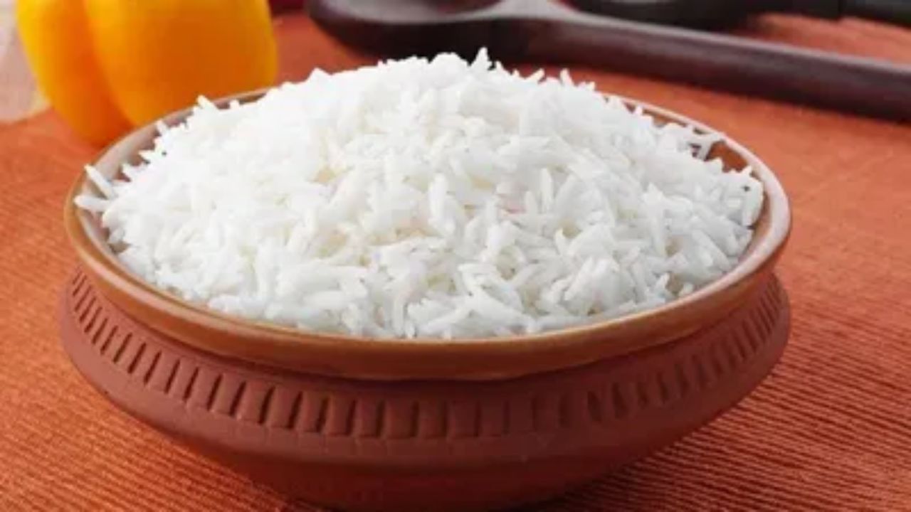 ચોખા (ભાત) ની તાસીર પણ ઠંડી માનવામાં આવે છે. તેથી, શિયાળામાં ભાત ઓછી માત્રામાં ખાવા જોઈએ. ખાસ કરીને, ફ્રિજમાં રાખેલા ઠંડા ભાત તો બિલકુલ ન ખાવા જોઈએ. આનાથી તમારું પાચનતંત્ર નબળું પડી શકે છે અને તમને શરદી થવાનું જોખમ વધી શકે છે.