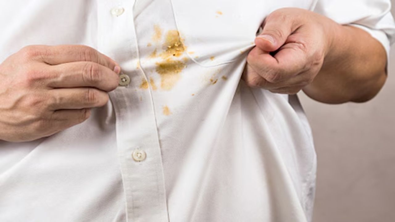 કેટલીકવાર, કપડાં પરથી કેટલાક ડાઘ દૂર કરવા ખૂબ પડકારજનક હોઈ શકે છે. આનાથી લોકો નવા રસ્તાઓ શોધે છે. જો તમારા કપડાં પર હળવો પેન, ખોરાક અથવા તેલનો ડાઘ હોય, તો તમે ટૂથપેસ્ટનો ઉપયોગ કરી શકો છો. આ કરવા માટે, ડાઘ પર થોડી ટૂથપેસ્ટ લગાવો અને તેને બ્રશથી હળવા હાથે ઘસો. પછી સામાન્ય પાણીથી ધોઈ લો.