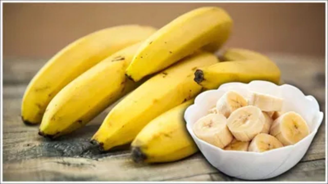 કેળાં આરોગ્ય માટે ખૂબ જ સારા છે, પણ તેમની તાસીર ઠંડી હોય છે. તેથી, શિયાળાની ઋતુમાં કેળાં ખાવાનું ટાળવું જોઈએ, ખાસ કરીને રાત્રે. જો તમે રાત્રે કેળાં ખાઓ છો, તો તમને કફ અને ગળામાં દુખાવો થવાની શક્યતા વધી જાય છે.