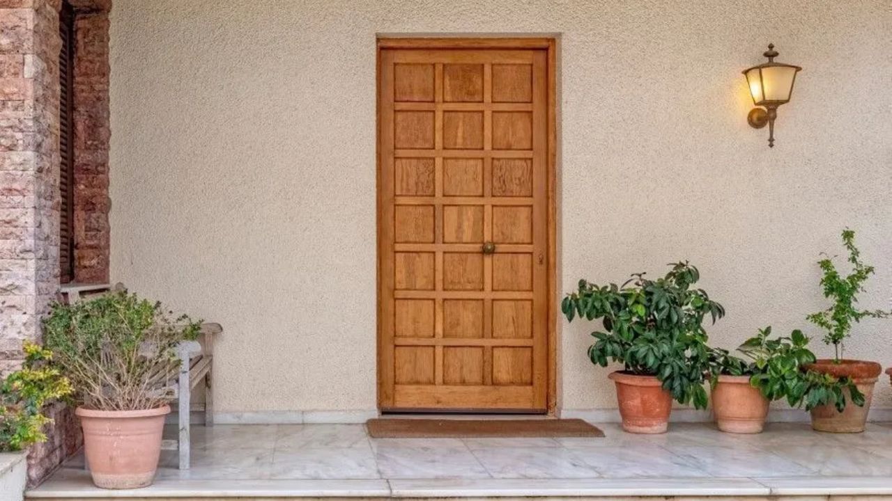 પગલુછણીયું ફેબ્રિક નેચરલ ફાયબર, કોટનથી બનેલો હોવો જોઈએ. એવું કહેવાય છે કે આ ઘરમાં સકારાત્મક ઉર્જા જાળવી રાખે છે.