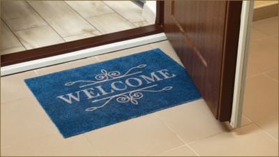 દરેક વ્યક્તિ પોતાના ઘરના મુખ્ય પ્રવેશદ્વાર પર ડોરમેટ કે પગલુછણીયું લગાવે છે, અને મોટાભાગના લોકો કાળા અથવા ભૂરા રંગનું ડોરમેટ પસંદ કરે છે.