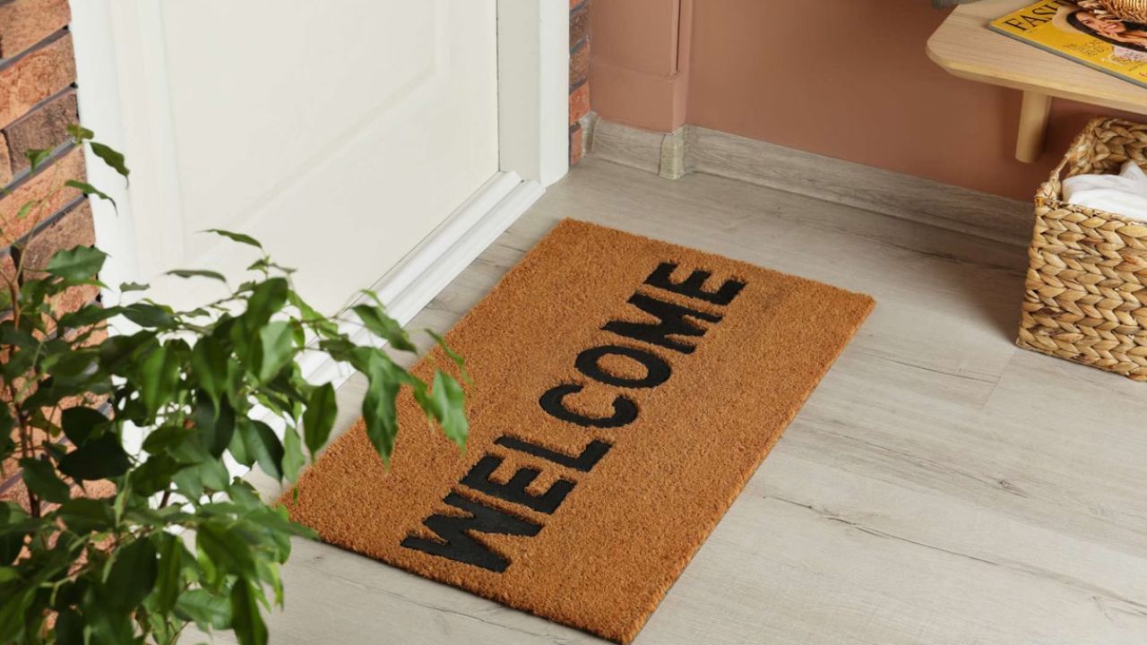 જો તમારો મુખ્ય દરવાજો પૂર્વ તરફ હોય, તો તમારે પીળા અથવા સફેદ રંગનું પગલુછણીયું મૂકવું જોઈએ. જો મુખ્ય દરવાજો પશ્ચિમ તરફ હોય, તો ડોરમેટ લીલો, વાદળી અથવા સફેદ હોવો જોઈએ.