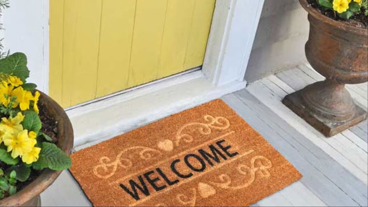 વાસ્તુ અનુસાર, મુખ્ય દ્વાર પર દરેક રંગનું પગલુછણીયું મૂકી શકાતું નથી. પગલુછણીયાનો રંગ તમારા ઘરનો મુખ્ય દરવાજો કઈ દિશામાં છે તેના પર આધારિત હોવો જોઈએ.