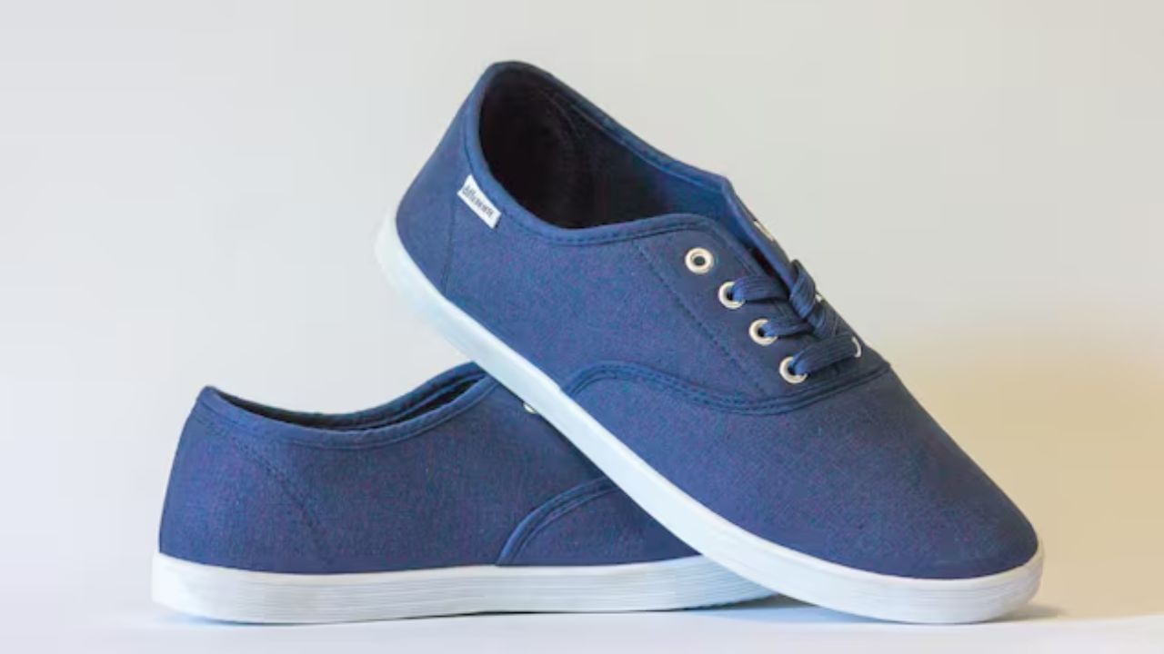 શૂઝ ખરીદતી વખતે સૌથી મહત્વની બાબત એ છે કે યોગ્ય કદ પસંદ કરવું. આપણે એવા શૂઝ પસંદ કરવા જોઈએ જે આપણા પગના આકાર અને કદને અનુરૂપ હોય. શૂઝ ન તો ખૂબ મોટા હોવા જોઈએ કે ન તો ખૂબ નાના. કારણ કે ખૂબ નાના શૂઝ પહેરવાથી પગના અંગૂઠામાં દુખાવો અને સોજો આવી શકે છે.