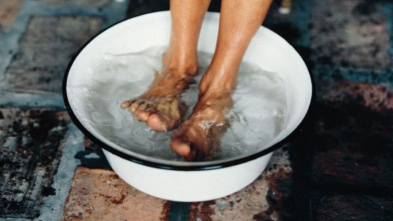 1. ગરમ પાણી અને મીઠું - એક વાસણમાં ગરમ ​​પાણી રેડો અને મીઠું ઉમેરો. તમારી એડી 15-20 મિનિટ માટે પાણીમાં પલાળી રાખો. આ તિરાડવાળી એડીથી રાહત આપી શકે છે.