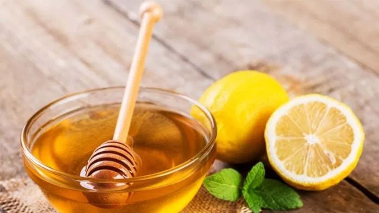 2. મધ અને લીંબુ - તિરાડવાળી એડીથી રાહત મેળવવા માટે, મધ અને લીંબુનો રસ સારી રીતે મિક્સ કરો. તેને તિરાડવાળી એડી પર લગાવો અને 15-20 મિનિટ માટે રહેવા દો, પછી તેને નવશેકા પાણીથી ધોઈ લો.