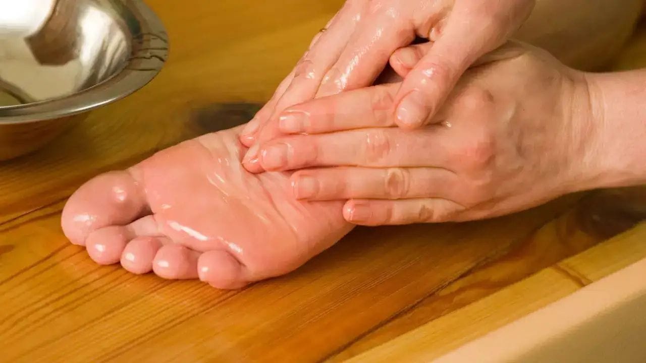 3. નારિયેળ તેલ - સૂતા પહેલા તમારી તિરાડવાળી એડી પર તલના તેલ અથવા નારિયેળ તેલથી માલિશ કરો. તેને રાતભર રહેવા દો અને સવારે ધોઈ લો.