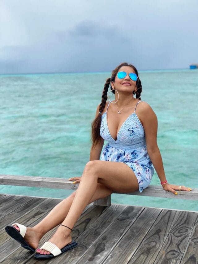 બીચ પર મોનાલિસાનો ગ્લેમરસ લુક, કેપ્શને દિલ જીતી લીધા