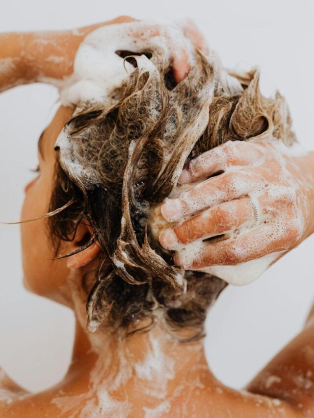 શિયાળામાં ગરમ ​​પાણીથી વાળ ધોવા કે નહીં, જાણો અહીં