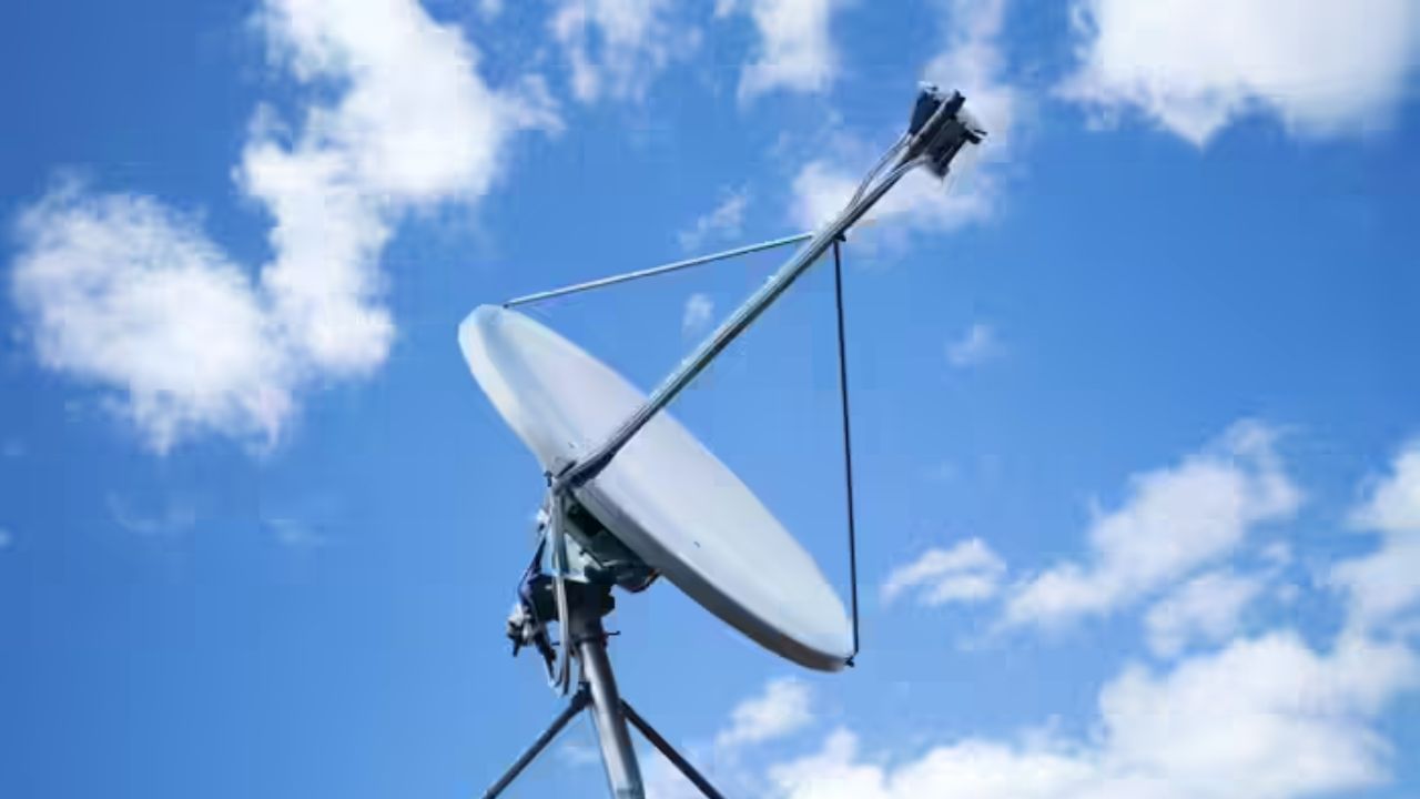 ડીશનું કદ વધારવાનો પ્રયાસ કરો: નાની ડીશ (60 સે.મી.) નબળા સિગ્નલોનું કારણ બની શકે છે. મોટી ડીશ (90 સે.મી. અથવા 120 સે.મી.) વધુ સિગ્નલ મેળવે છે. જો તમારા વિસ્તારમાં સિગ્નલ નબળું હોય, તો 2-3 ફૂટ ડીશ ઇન્સ્ટોલ કરો. ઇન્સ્ટોલરને ફૂટપ્રિન્ટ મેપ તપાસવા કહો. મોટી ડીશ સિગ્નલ ગેઇન 10-20 dB વધારે છે.