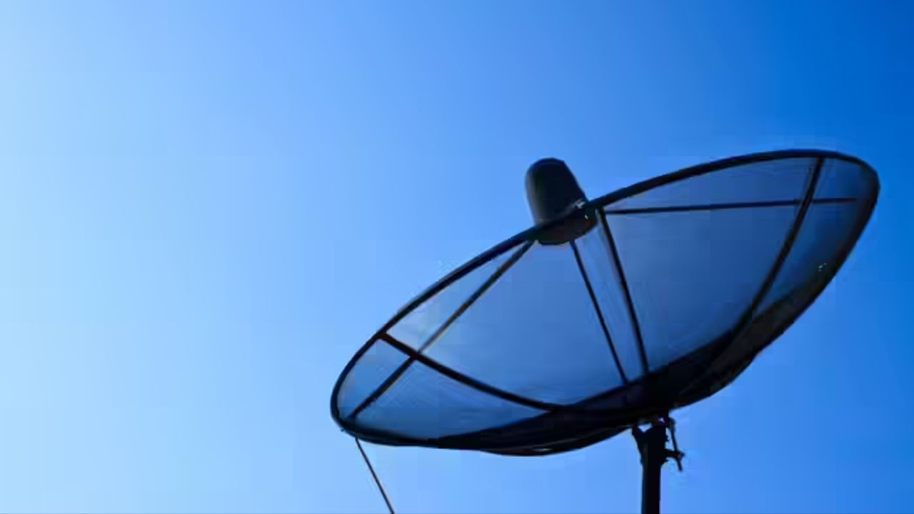 અવરોધો દૂર કરો: એન્ટેનાની સામે વૃક્ષો, ઇમારતો અથવા અન્ય અવરોધો સિગ્નલને અવરોધિત કરી શકે છે. એન્ટેના ઉપગ્રહ સાથે સીધા કનેક્ટ થાય છે. જો કોઈ ઝાડ કે કોઈ વસ્તુ એન્ટિના સામે આવે છે તો તેને દૂર કરો.