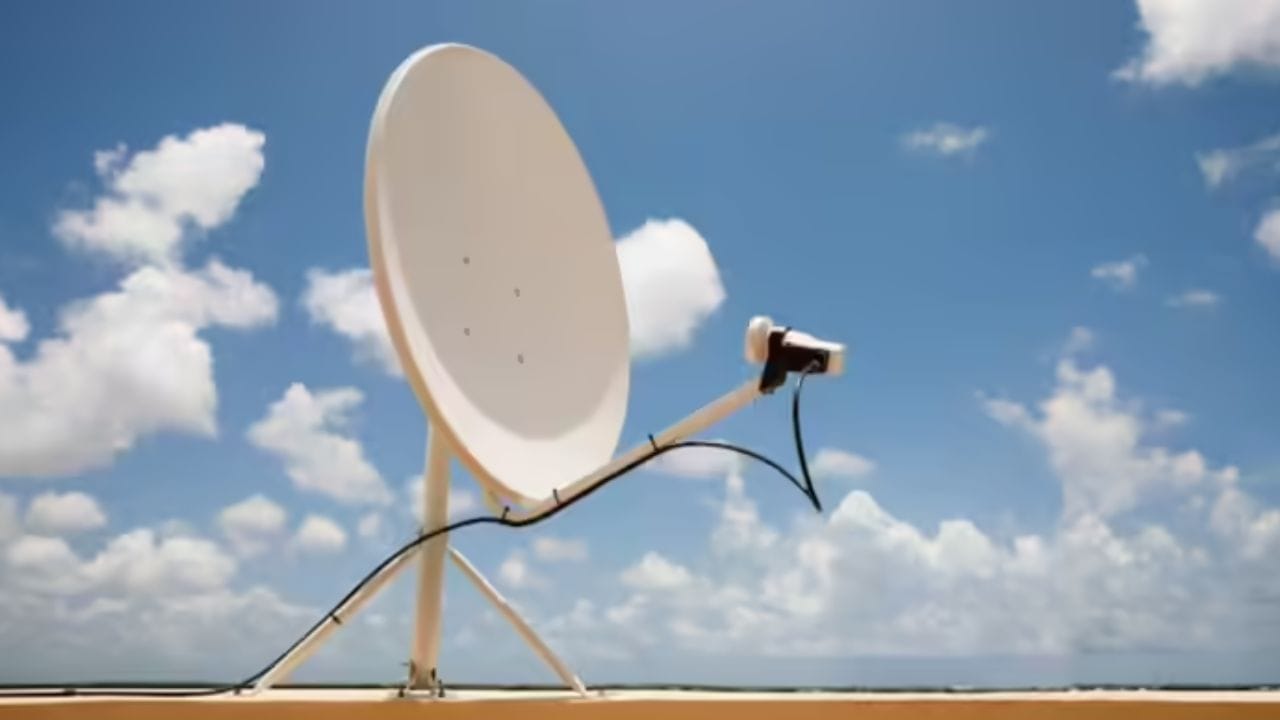 ભારે પવન અથવા હવામાનમાં ફેરફાર દરમિયાન, ડિશ એન્ટેના સિગ્નલ ગુમાવે છે, જેના પરિણામે ટીવી પર "નો સિગ્નલ" આવે છે. આ તમારા મનોરંજનમાં વિક્ષેપ લાવી શકે છે. જો કે, એવી ઘણી ટ્રિક છે જે તમારા ડિશ એન્ટેનામાં સિગ્નલ જોડી શકો છે. જો તમારા ટીવીમાં વારંવા આમ થઈ રહ્યું છે તો ચિંતા કરશો નહીં. આ છ સરળ ટિપ્સ તમને તમારા ડિશ એન્ટેનામાં મજબૂત સિગ્નલ જોડવામાં મદદ કરી શકે છે.