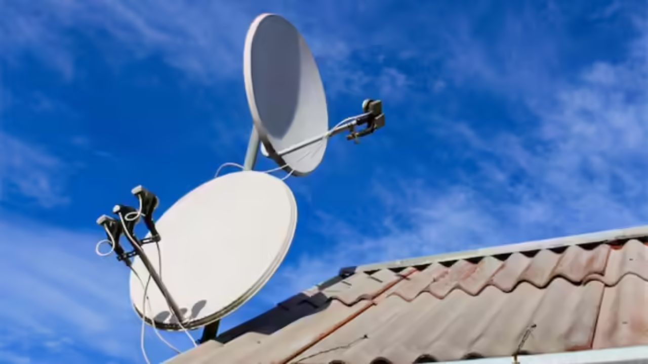 સેટ-ટોપ બોક્સ સેટિંગ્સ ઑપ્ટિમાઇઝ કરો: બોક્સ પર સિગ્નલ મીટર તપાસો. મેનૂ પર જાઓ અને ટ્રાન્સપોન્ડર ફ્રીક્વન્સી સેટ કરો. ઓટો સર્ચ ચલાવો. જો તમારી પાસે બહુવિધ LNB હોય, તો DiSEqC સ્વિચને યોગ્ય પોર્ટ પર સેટ કરો. ફર્મવેર અપડેટ કરો. આ સિગ્નલને લોક કરે છે અને ચેનલો સ્પષ્ટ થાય છે.