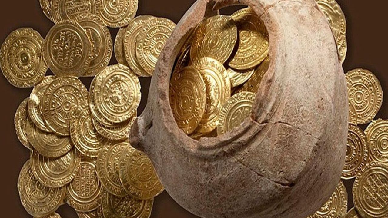 चांदी से भरा बर्तन: चांदी के सिक्कों या आभूषणों से भरा बर्तन देखना बहुत ही शुभ संकेत और समृद्धि का प्रतीक माना जाता है। यह सपना जीवन में धन और समृद्धि के आगमन का संकेत देता है।