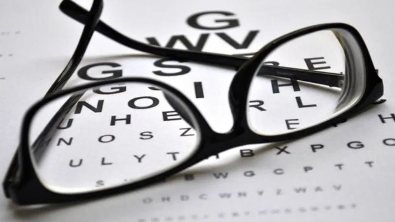 આજની વ્યસ્ત જીવનશૈલીમાં સતત સ્ક્રીન ટાઇમ, ઊંઘનો અભાવ અને ખરાબ ખાવાની આદતો આપણી આંખોની રોશની પર નકારાત્મક અસર પાડે છે. એવામાં નાની ઉંમરે પણ ચશ્મા પહેરવાનું સામાન્ય થઈ ગયું છે.